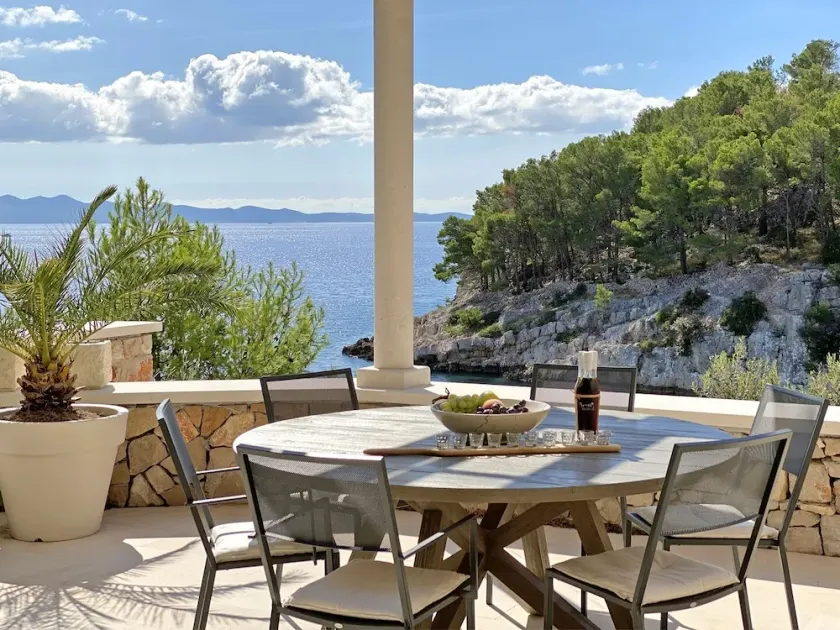 Stenvilla med jacuzzi och privat strandön Brac Kroatien - Image 1