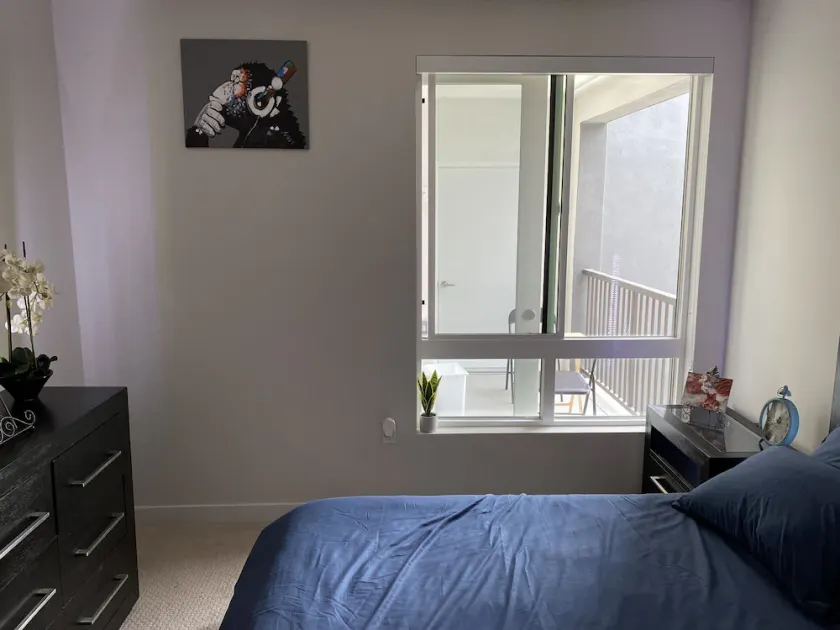 Affluent/Lavish TOP FLOOR SUITE IN DOWNTOWN BREA! - Image 1