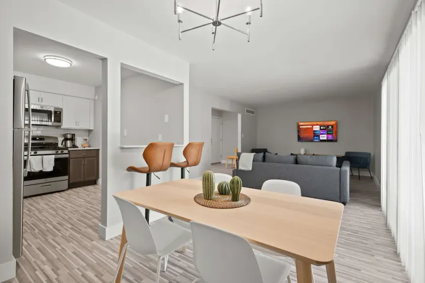 Spacious 2BR 2BA Apartment in the City - Image 1