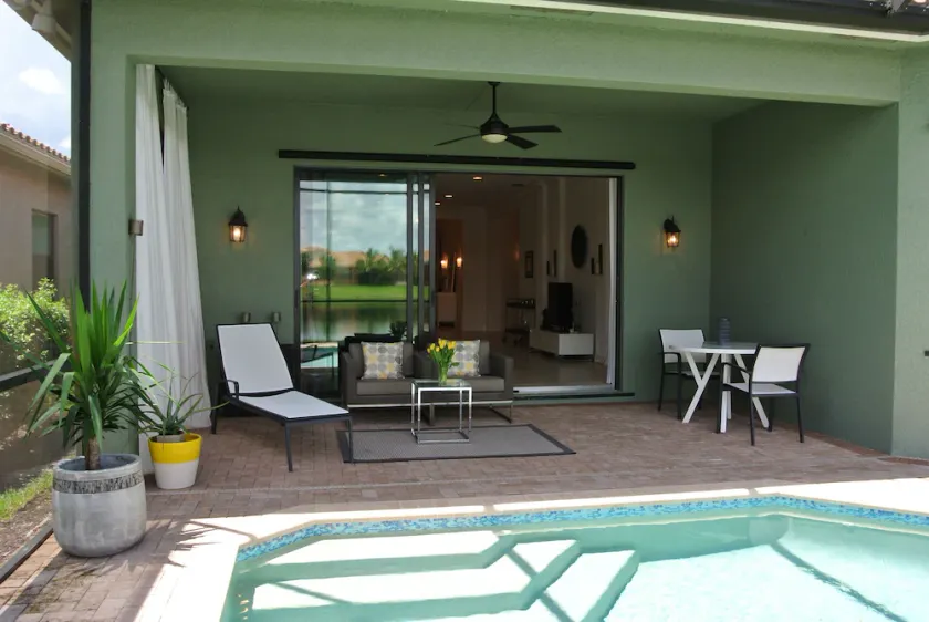 Superbe nouvelle maison de 3 chambres et 3 salles de bain avec piscine privée chauffée et vue sur le lac !!! - Image 1
