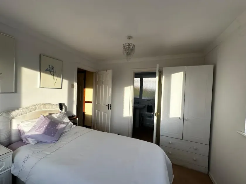 Sha's Pad, Room 1, Sleeps 2, twin beds, private on- suite shower room. - Image 1