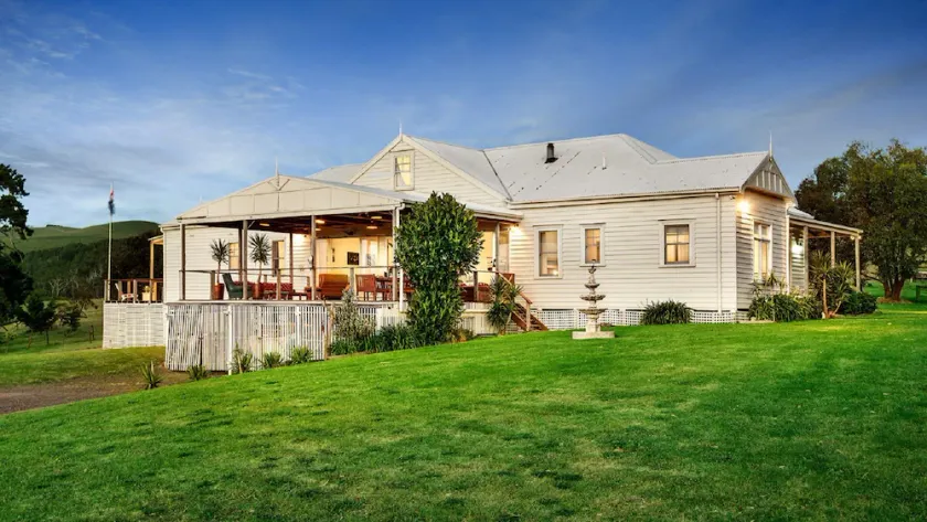 Woolamai Park Suits 2-3 Families LARGE 7 Bedrooms - Image 1