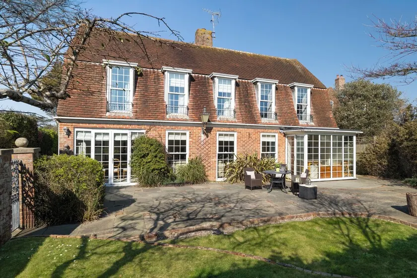 Delightful seaside house with large secluded rear garden sleeps maximum 8 people - Image 1