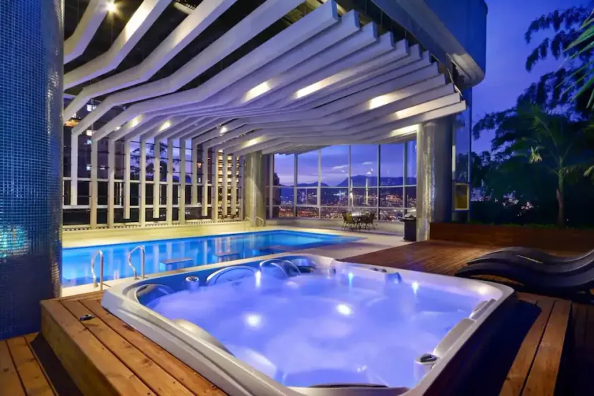 Stunning Luxury Penthouse with Spa and Concierge - Image 1