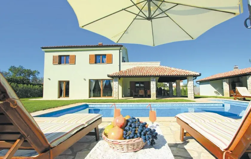 Luxury villa with heated pool and large private garden, near the sea - Image 1