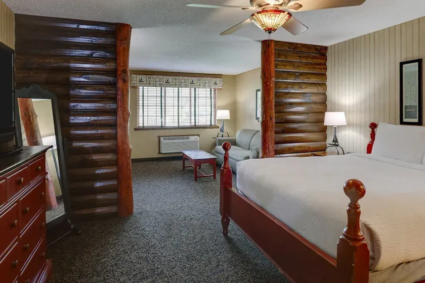 Extended Stay Queen Suite Cottage! Kitchenette, Balcony or Patio - Image 1