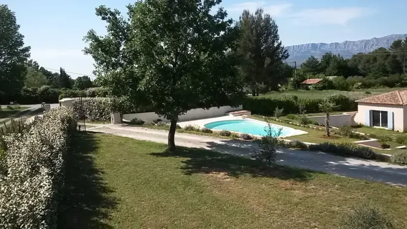 Apartment in Trets with swimming pool and view of Sainte-Victoire - Image 1