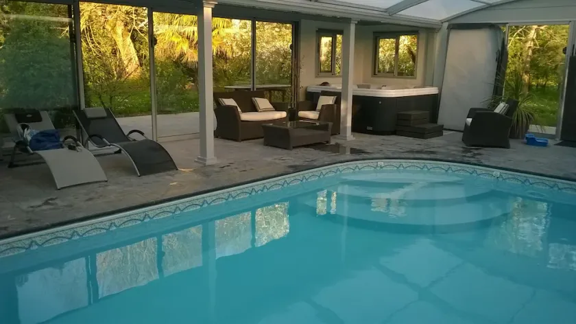 PRES SAUMUR GIVET I ANJOU GUEST ROOM PRIVAT JACUZZI TILGANG VARME POOL - Image 1
