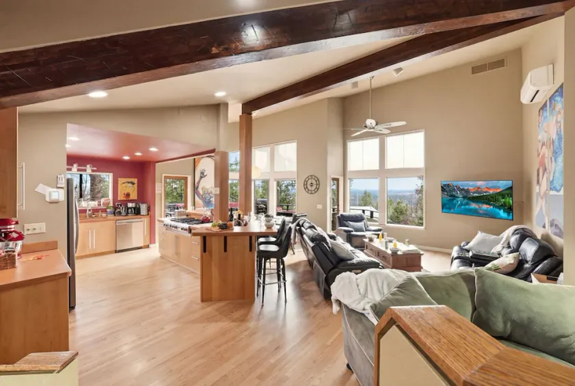 L'Executive Lodge est situé dans les West Hills et à 3,2 km du centre-ville de Bend. - Image 1