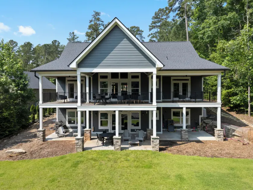 LUXURY on Lake Keowee. Quiet cove. Putting green. Near Clemson. Sleeps 18 - Image 1