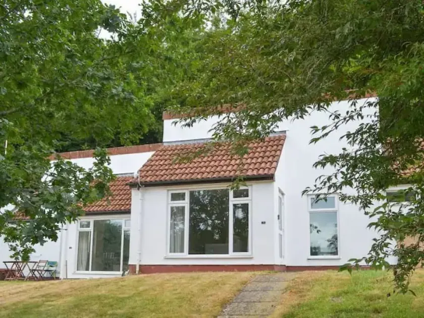 Cosy bungalow in Tamar Valley with shared pools, gym and beautiful scenic views. - Image 1