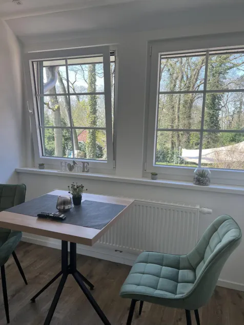 The approx. 50.00 m² large and very chic 2-room apartment for 1 to 2 persons is located on the Klosterhof Aue in the heart of Bad Zwischenahn. The top floor apartment is fully furnished and offers everything you need for a longer stay. - Image 1