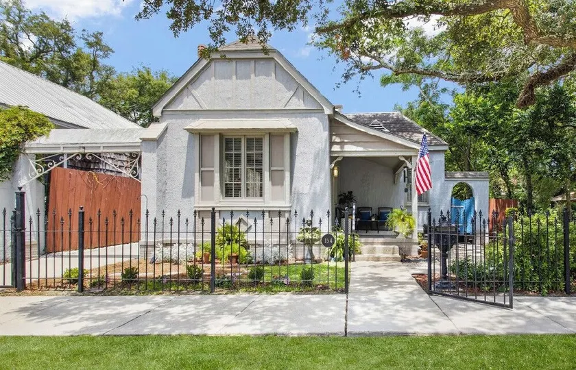 HEART OF BILOXI- Tudor Cottage- Walk to the beach and Beau Rivage - Image 1