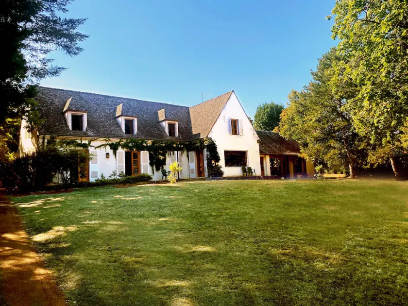 Authentic and superb property located in Beaune with swimming pool, tennis court, petanque area. - Image 1