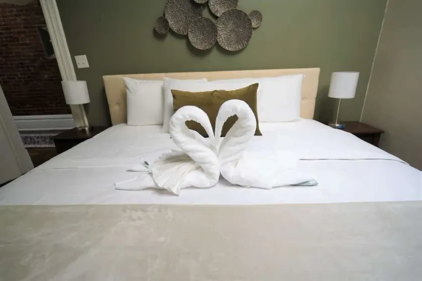 3E *Historic Gem* Heart of Southside-Sleeps 10 - Image 1