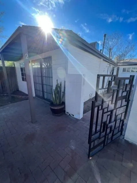 Location! Location! Carraige House with Parking! - Image 1