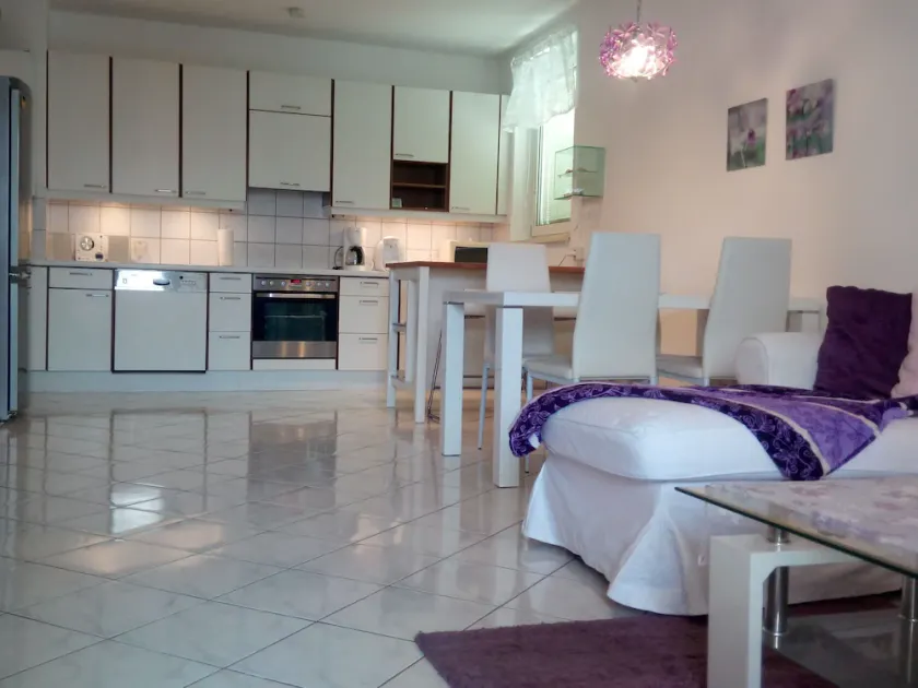 90m2, TOP LOCATION, CLOSE TO VIENNA, QUIET, CLEAN, SECURE, CHEAP, SCS, WiFi - Image 1