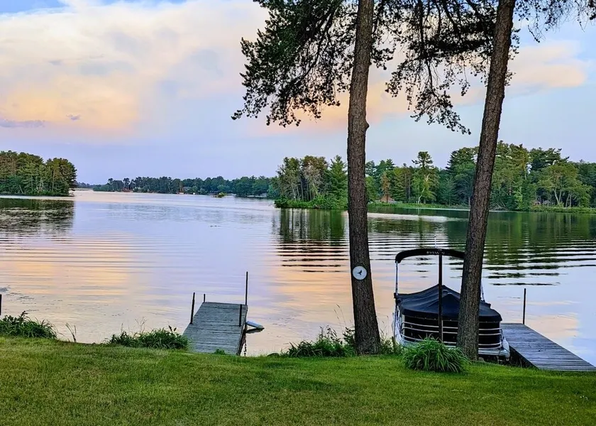 Spacious Waterfront with large deck, 2 Docks and Bar/game room - Image 1