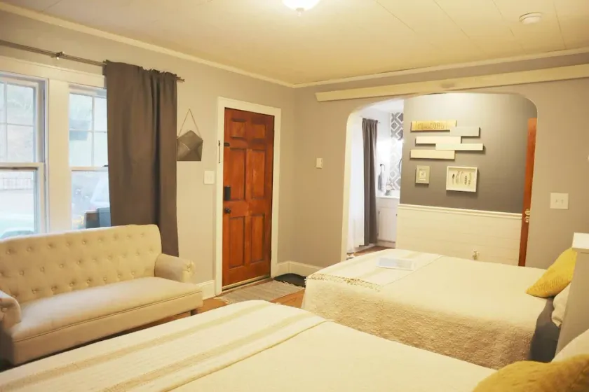 Cozy hideaway on Main, Farmhouse Unit - Image 1