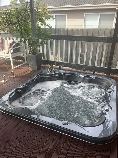 STYLISH FAMILY BEACH HOUSE WITH HOT TUB - Image 1