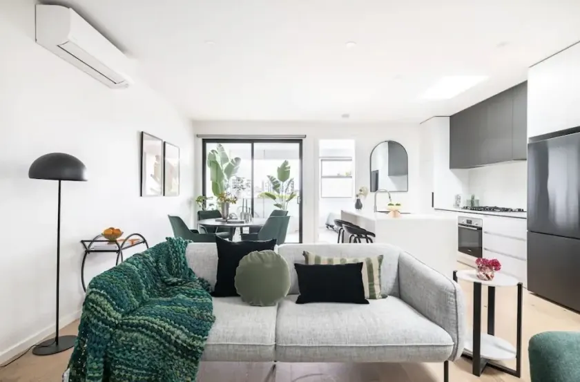 3 Bedroom Townhouse- Free parking - Image 1