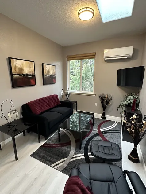 Guest House nestled in the trees with large deck, full kitchen, and laundry - Image 1