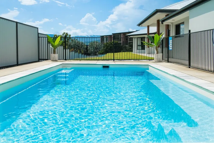 Modern 5 Bedroom , 3 Bathroom Holiday Home with Sparkling Pool - Image 1