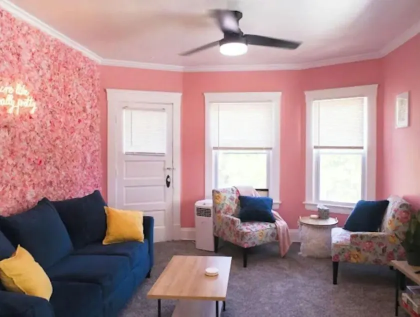 Eclectic Stay in Waterloo Arts District - Image 1