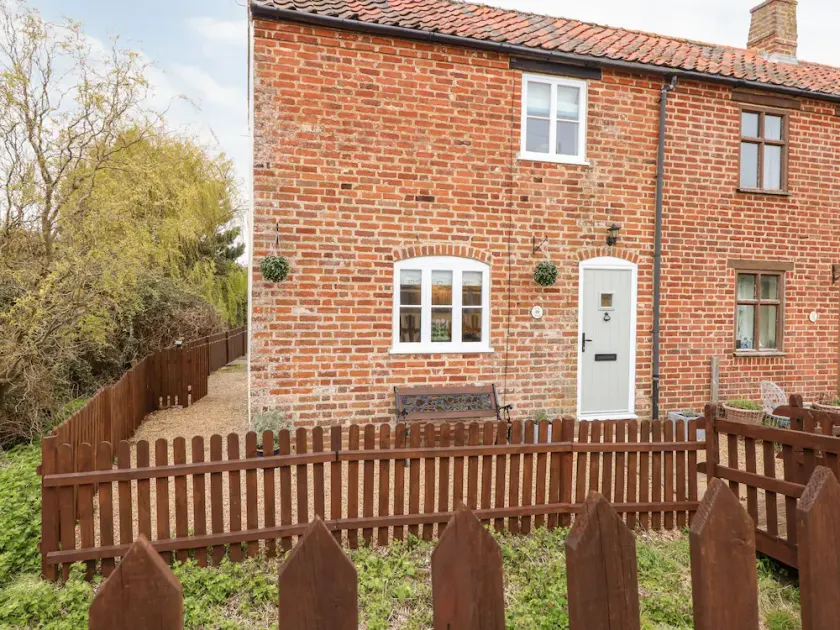 HOLLY COTTAGE, pet friendly, character holiday cottage in Sea Palling - Image 1