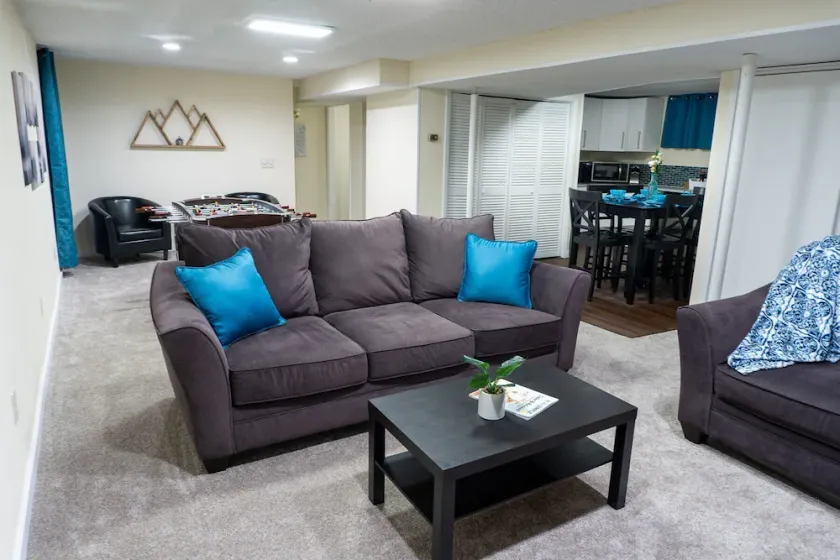 Spacious Guest Suite with Private Entrance, Hot tub, 2 Bedrooms, 1 Bath - Image 1