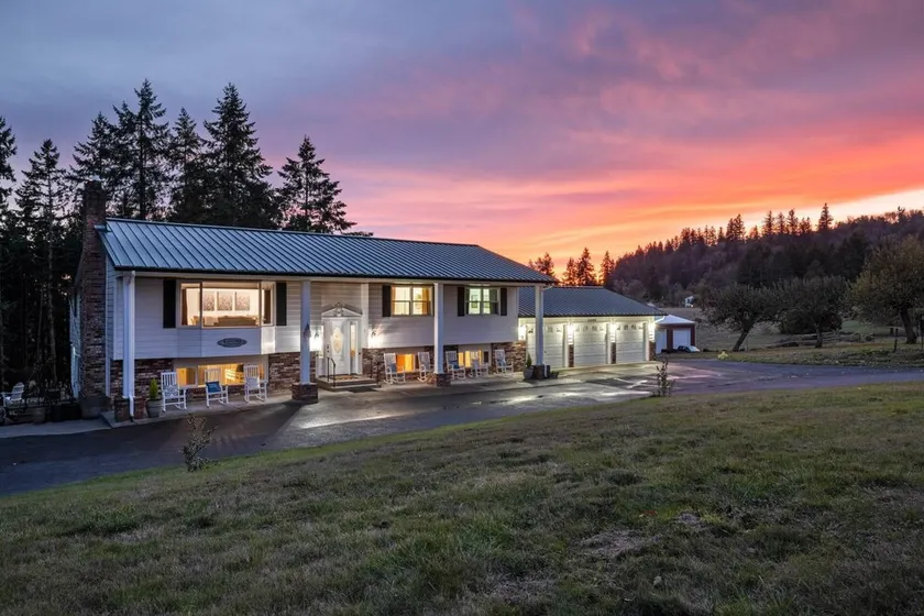 Estate Surrounded By Trees, Hills, and Farmland, w/ Fire-Pits, Air Hockey, Foosball, BBQ, Pet-Friend - Image 1