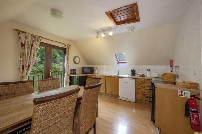 Beautiful 2 bed lodge with hot tub & sauna - Image 1