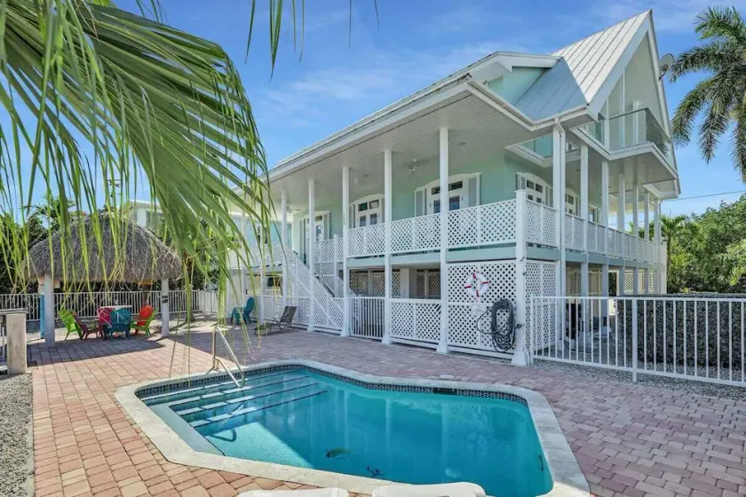 Single Family Home i KCB med wrap rundt balkon med udsigt over pool - Image 1