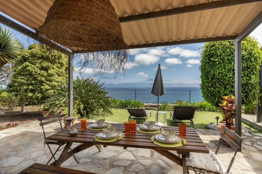 Casa de vacaciones 'Casa La Bobadilla' con vistas al mar, terraza privada y Wi-Fi - Image 1