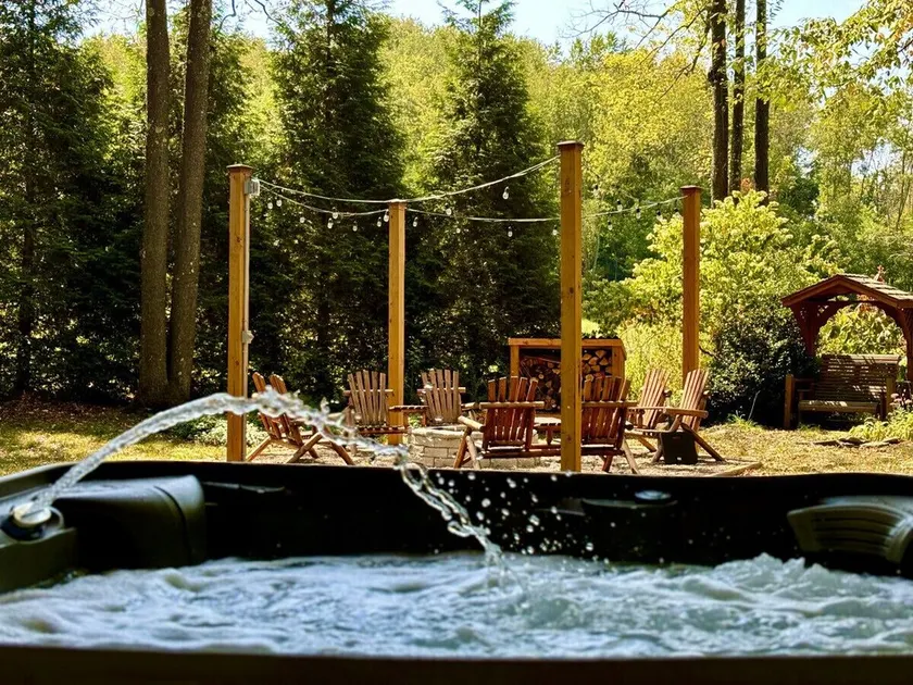 Fall Getaway Camp Buckshot: Sleeps 5 · 2BR 1BA · Hot Tub Fire Pit Fireplace - Image 1