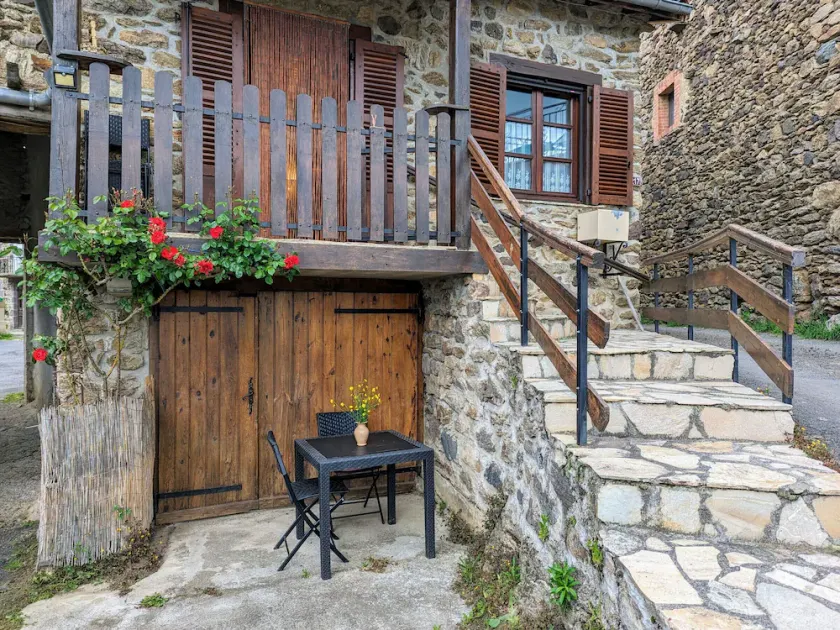 Cottage in the heart of the medieval village of Saint-Ilpize - Image 1