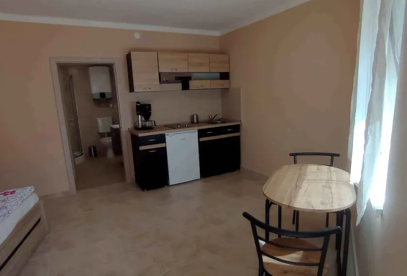 Studio for 2 people with air conditioning in city centre - Image 1