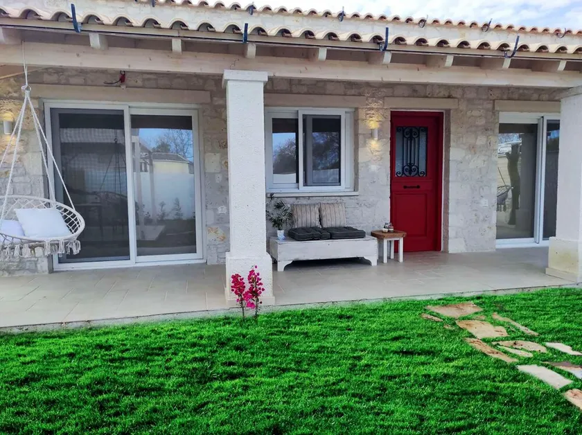Beautiful beachfront villa with two bedrooms in the south of Corfu - Image 1