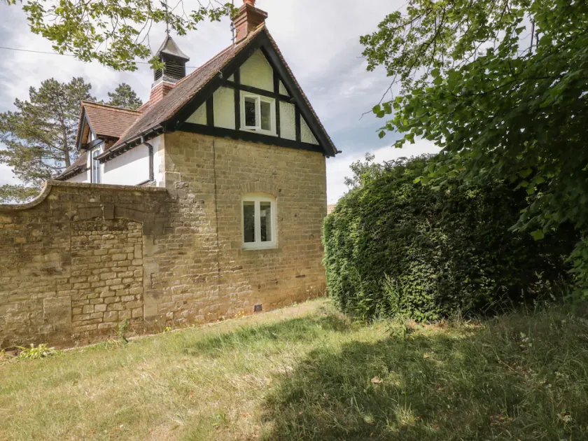 Coach House, MINCHINHAMPTON - Image 1