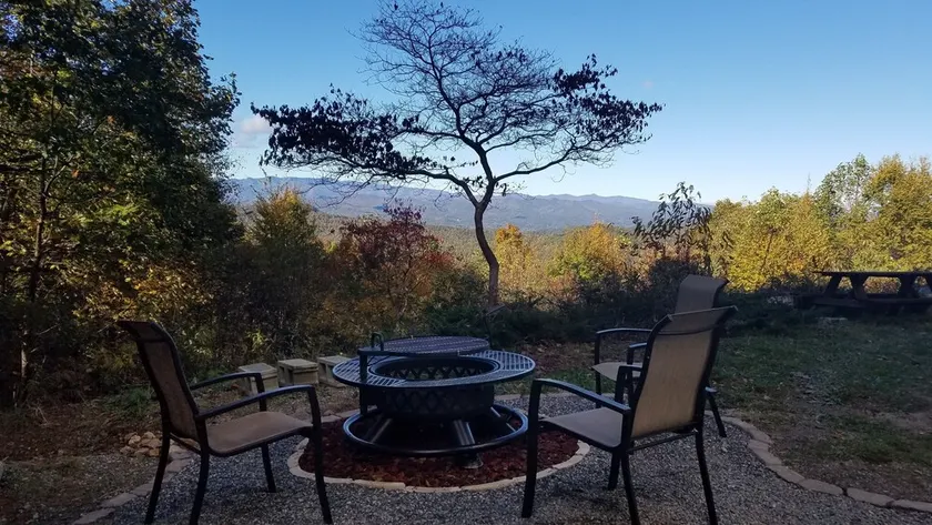 Mountaintop suite, mountain views, one level, King bed, pet friendly, accessible - Image 1