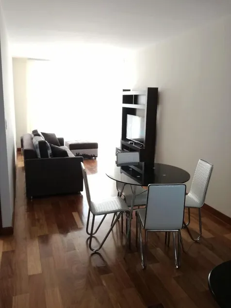 Sunny apartment with pool - Image 1