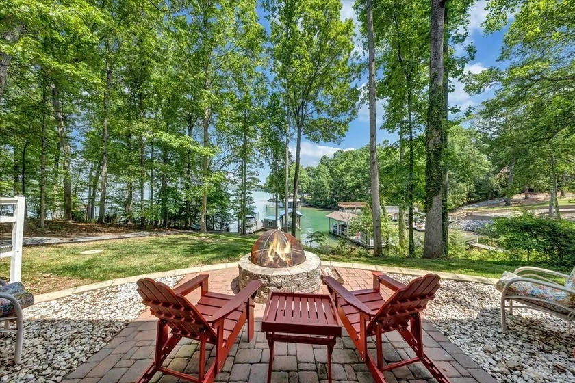 Lake Reflections - Lakefront with private dock, & Fire pit - Image 1