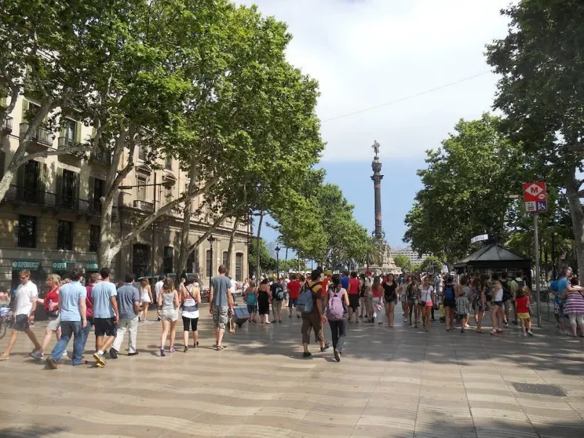 100 metros da Rambla e do porto, com estacionamento público no térreo - Image 1