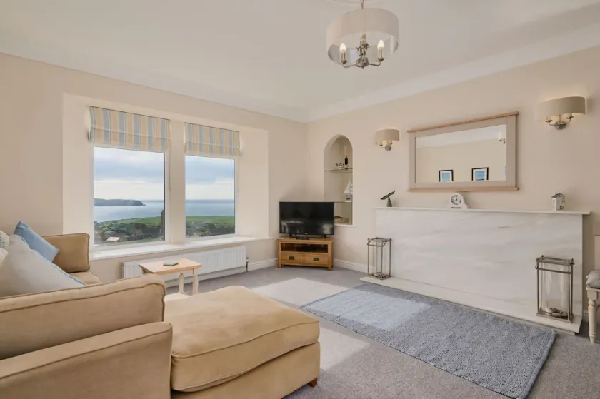 Spacious flat: stunning views, close to beaches and pub - family & dog friendly - Image 1