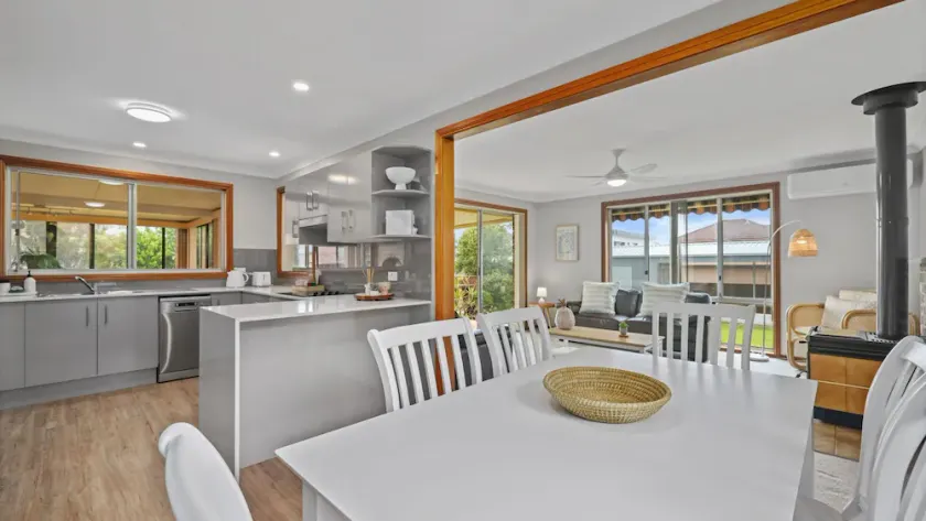 Ocean Breeze Vincentia by Book Jervis Bay - Image 1