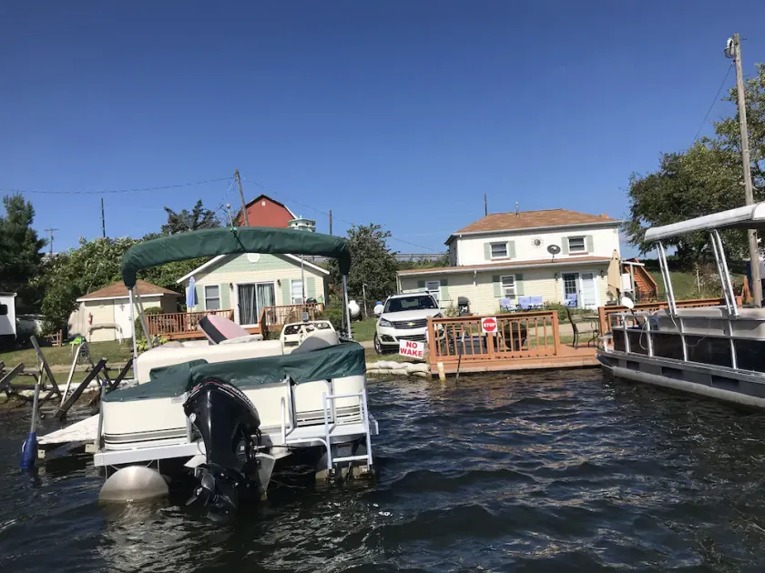 Lake Front 1 bedroom upstairs apartment above 2 bedroom cottage. - Image 1
