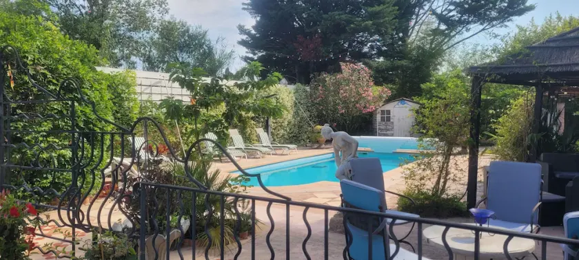 VERY LARGE AND PLEASANT HOUSE IN A GREEN HAVEN OF 4000 M² WITH POOL - Image 1