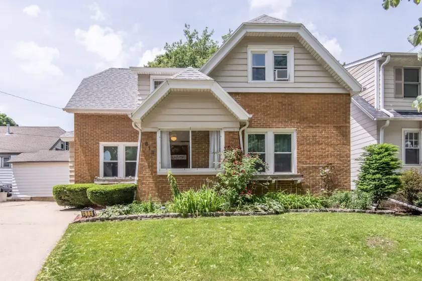 4BD House, Your Central Suburban Oasis, City Lights, Quiet Nights - Image 1