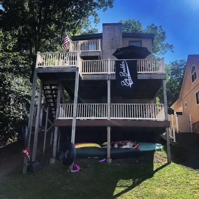 Lakefront 3 bedroom house on Lake Harmony with prime location to everything - Image 1