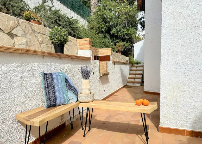 Very Cosy Townhouse 5 Minutes Walking to the Beach - Image 1
